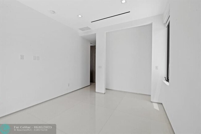Building Photo - 401 Lido Dr