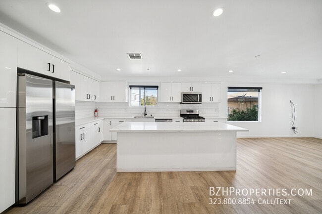 Building Photo - 835 N Harvard Blvd