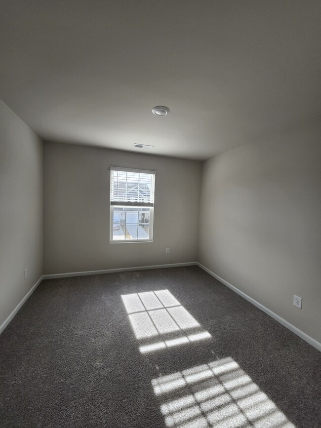 Building Photo - 818 Powder Br Dr