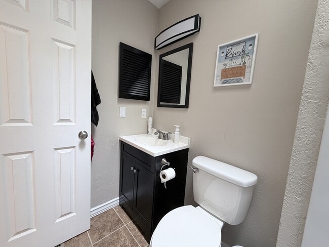 Building Photo - 1528 Jameson Dr