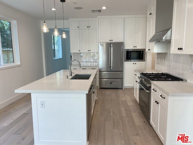 Building Photo - 1651 S Hayworth Ave