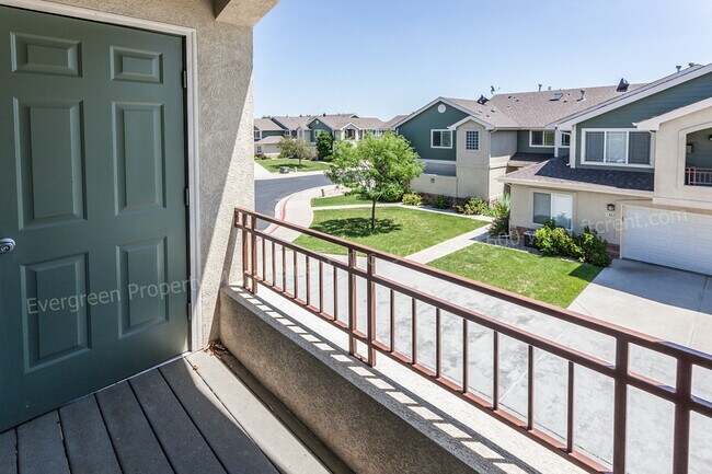 Building Photo - Fantastic 3 Bedroom, 2 bath Condo in SE Fo...