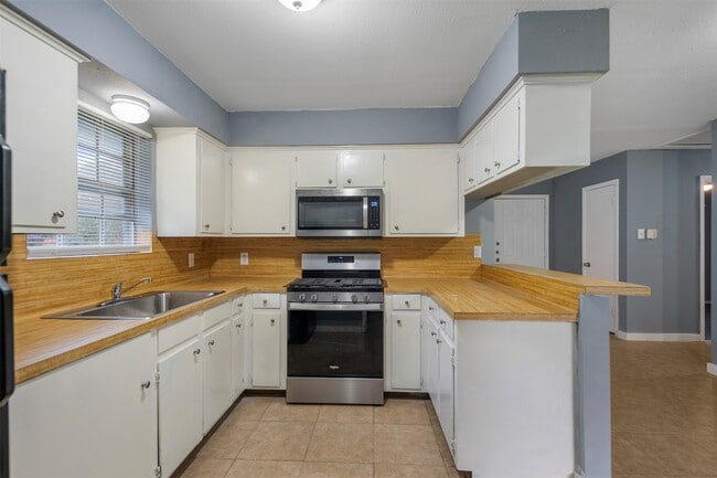 Building Photo - 1204 Crescent Blvd