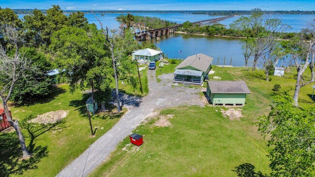 Building Photo - 17111 River Rd