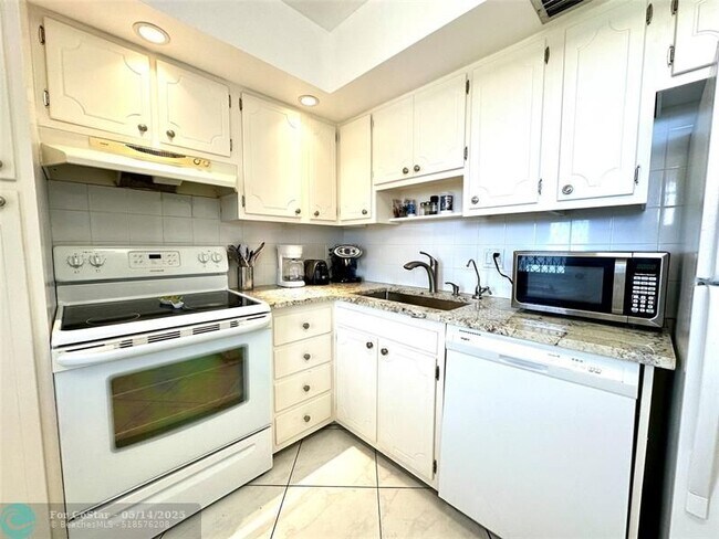 Building Photo - 2671 S Course Dr