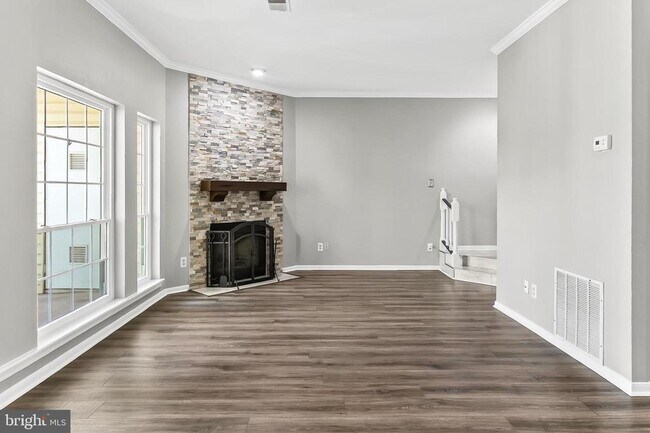 Building Photo - 674 Gateway Dr SE