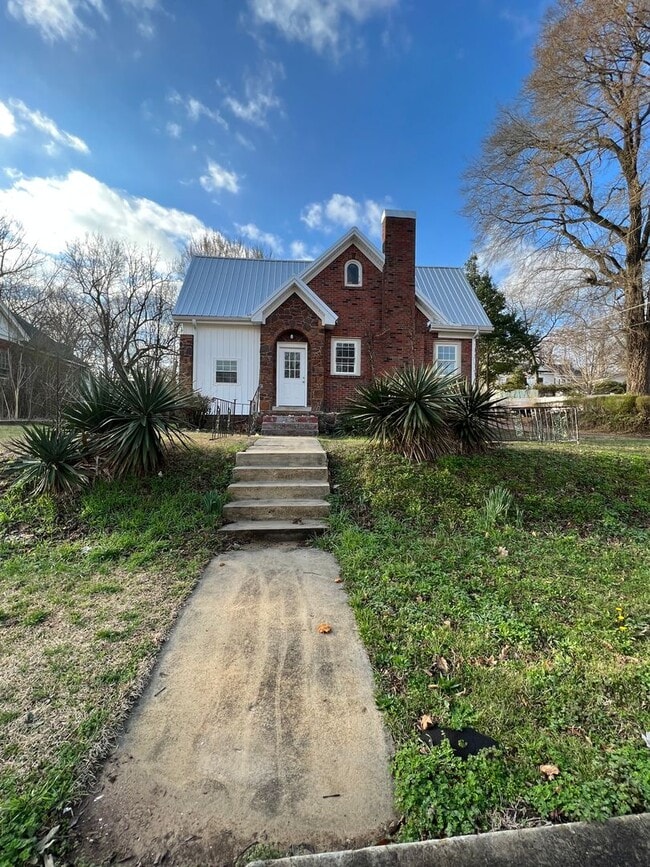 Building Photo - Cute corner lot available for August move-in