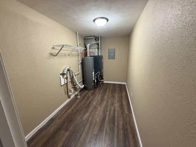 Building Photo - 115 W Ash St