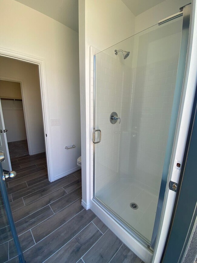 Building Photo - Beautiful 4 bed/3.5 bath home located in N...