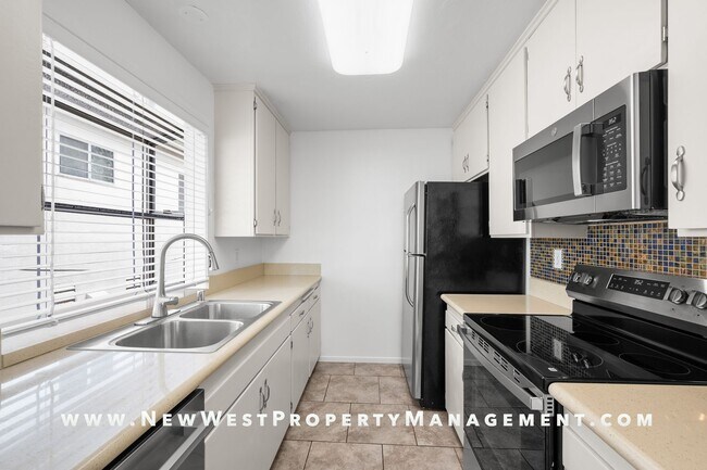 Building Photo - Recently Refreshed Point Loma 2-Bedroom at Baycrest! Small Pet OK! Available Now!
