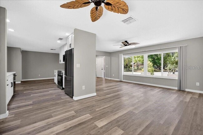 Building Photo - 8 Blare Dr