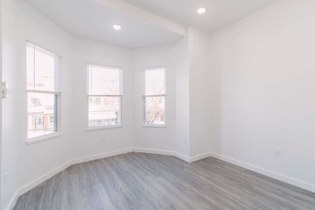 Building Photo - New! Renovated & Modern Apartment