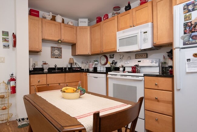 Building Photo - 1 bed, 1 bath independent senior living (55+ years of age) heat, hot water, & electricity include...