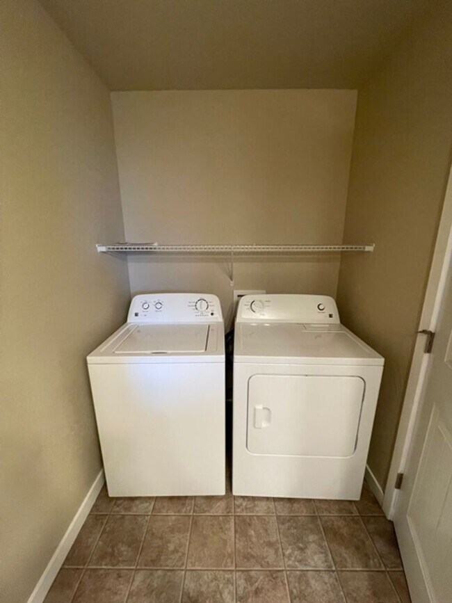 Building Photo - **SPECIAL** FIRST MONTH FREE W/ ONE YEAR LEASE/ 3 LEVEL CONDO W/ UPGRADES, GARAGE/ FENCED YARD