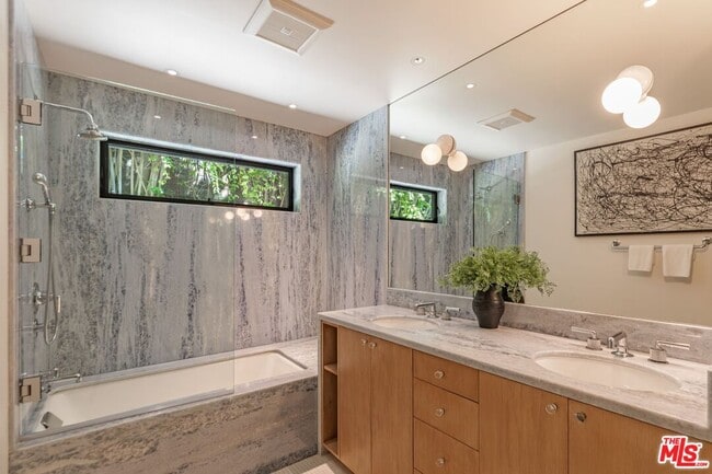 Building Photo - 400 Toyopa Dr