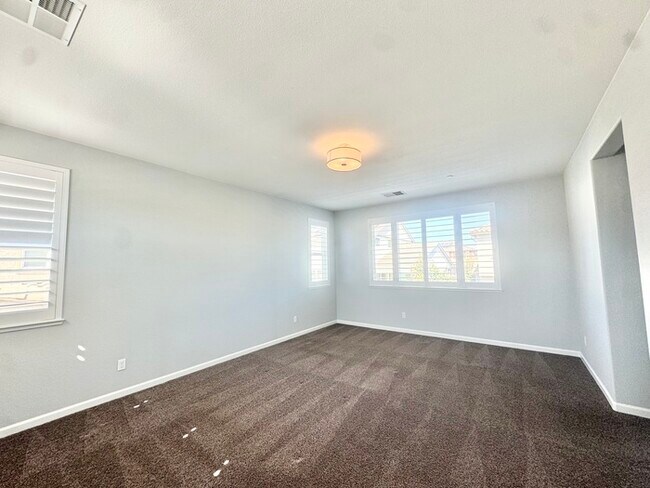 Building Photo - Stunning 5BR Home with Pool, Loft & 3-Car Garage!