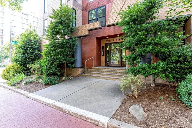 Building Photo - Beautiful One Bedroom in the Heart of Foggy Bottom| Water and Gas Included!