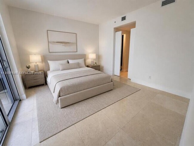 Building Photo - 1300 Brickell Bay Dr