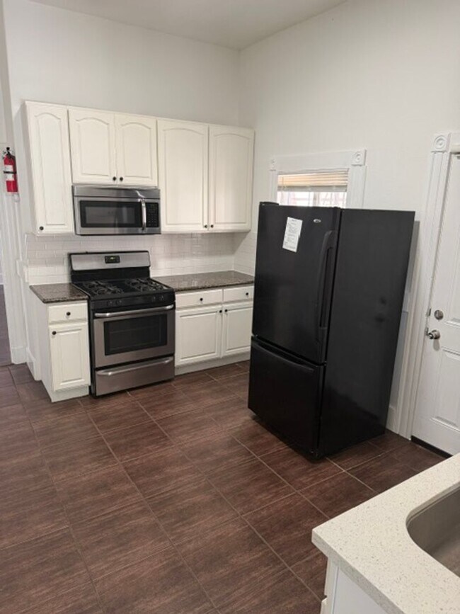 Building Photo - 1/2 Off First Month's Rent, 3Bdrm, 2.5Bath