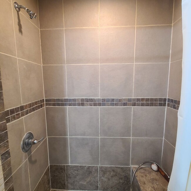 Building Photo - Spacious 3 BR+study/2.5 bath end-unit townhome w/balcony & patio!