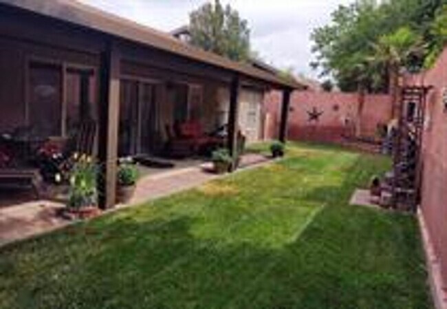 Building Photo - Snow Canyon Home!