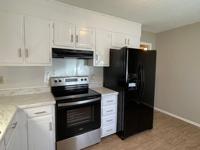 Building Photo - SW - Updated Townhome.  New Flooring, Just...