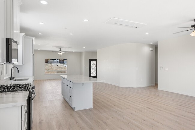 Building Photo - 10201 Crest Rd