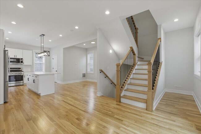 Building Photo - 858 N Paulina St
