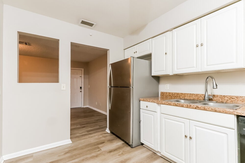 Building Photo - 5770 Bermuda Cir S