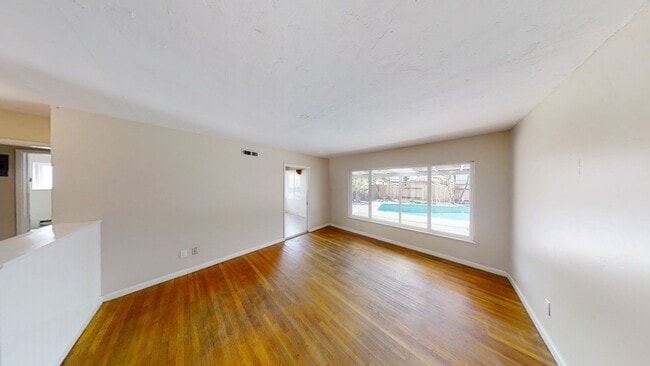 Building Photo - 4BD/2BA, POOL!!