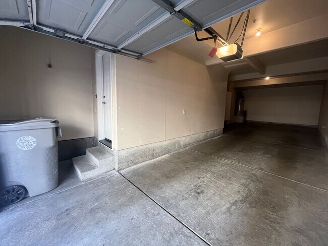 Building Photo - Spacious 3bed 2.5 bath available in Regency Park