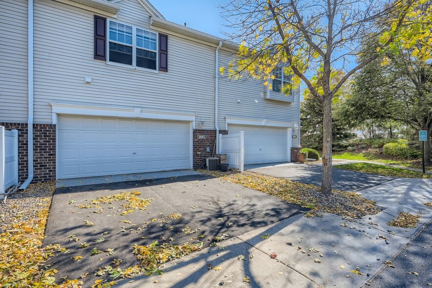 Building Photo - 10991 Oak Grove Cir
