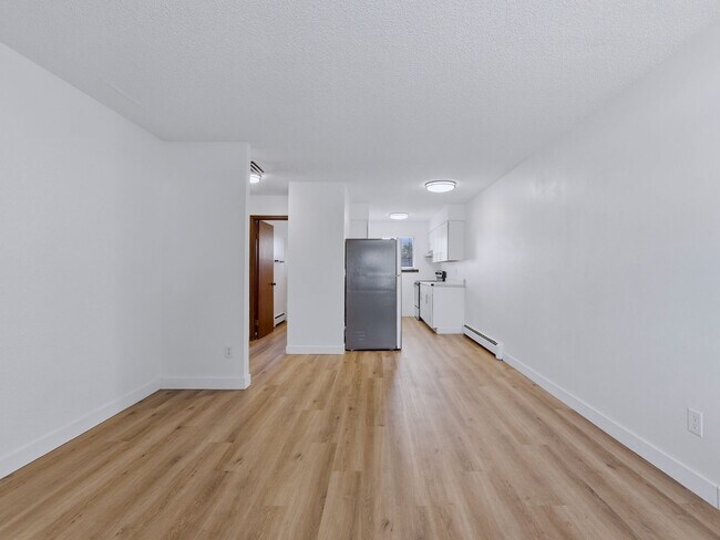 Building Photo - Remodeled 2 Bedroom, 1 Bathroom Apartment- Close to shopping!