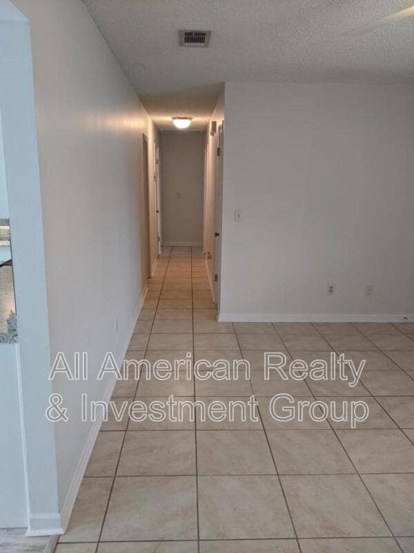 Building Photo - 825 Boulevard De L'Orleans