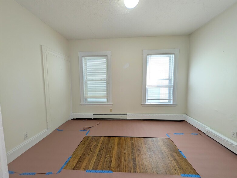 Building Photo - 393 Washington St