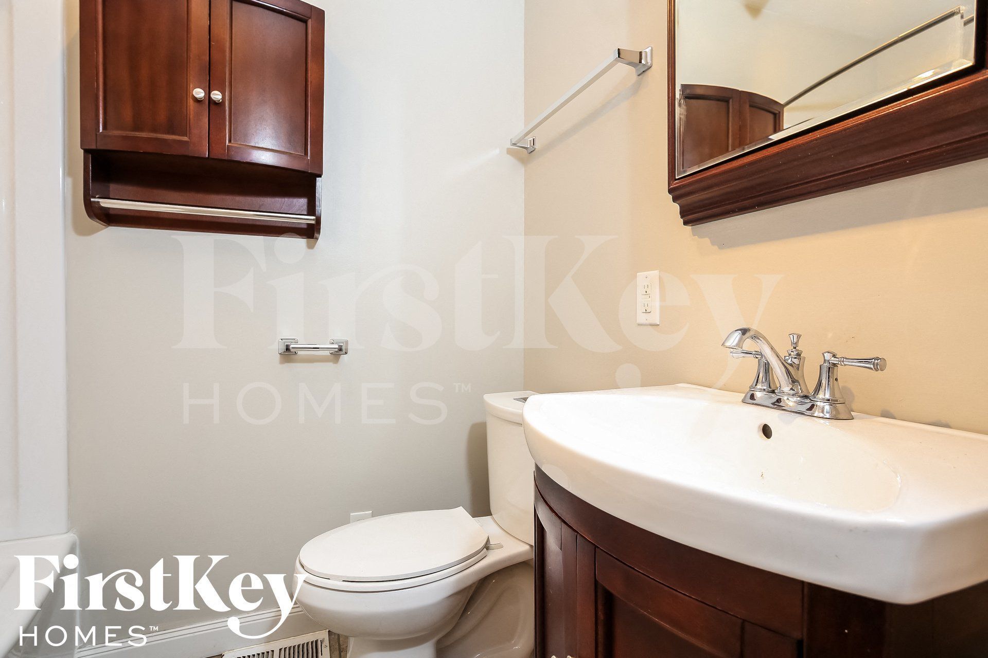 Building Photo - 607 NE Main St