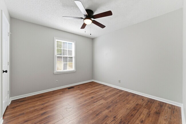Building Photo - 50 Willowbrook Ct