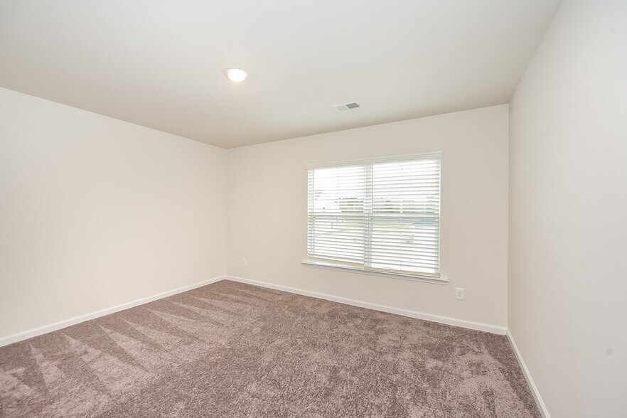 Building Photo - 157 King Buck Dr