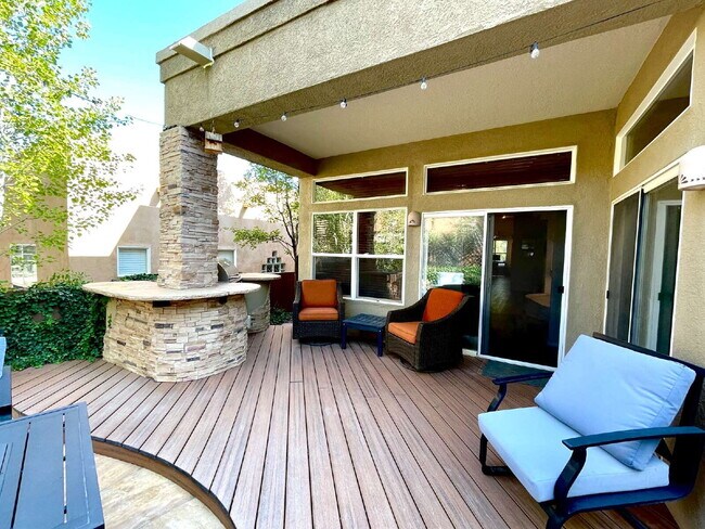 Building Photo - High Desert Beauty! Community Pool!