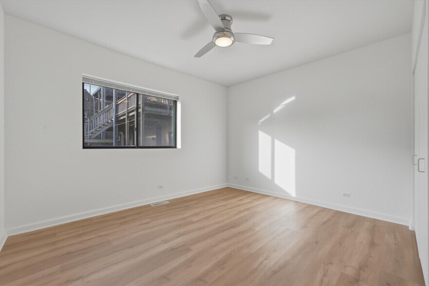 Building Photo - 4537 N Greenview Ave