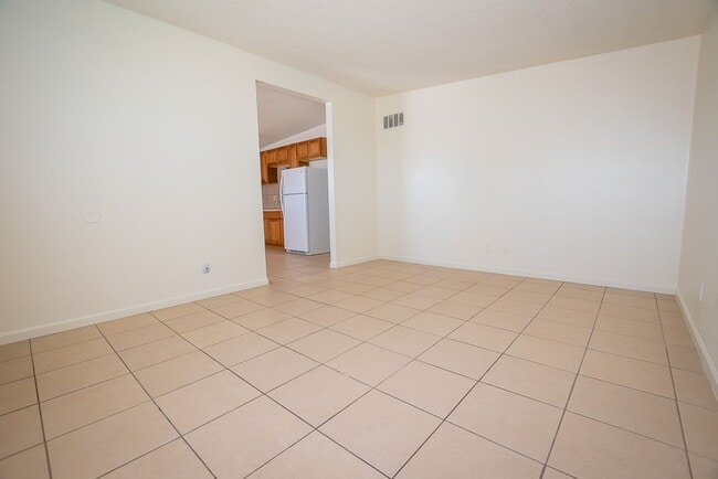 Building Photo - 3 Bedroom, 2 Bath Home, 1 Car Garage, Large Fenced Yard!