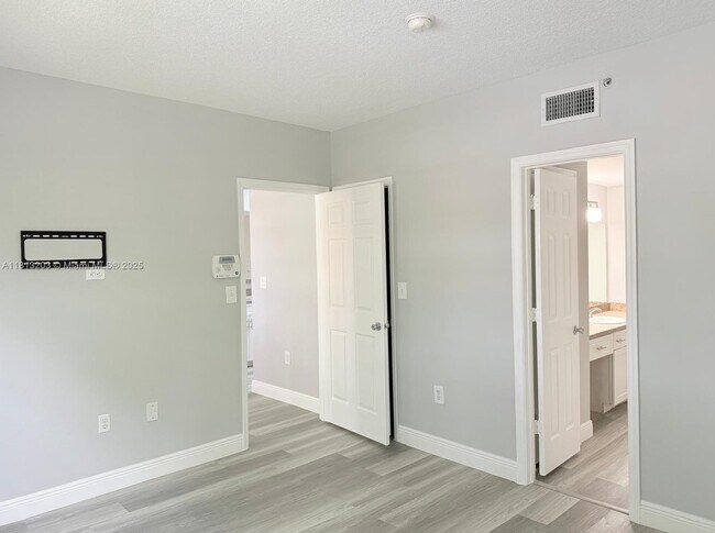 Building Photo - 100 SW 117th Terrace