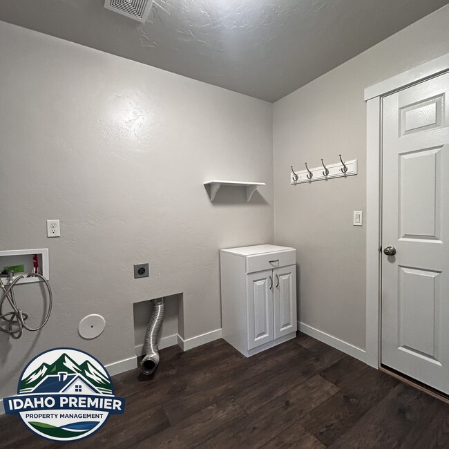 Building Photo - 1875 W Deserthawk Dr