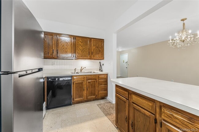 Building Photo - 914 Old Country Rd