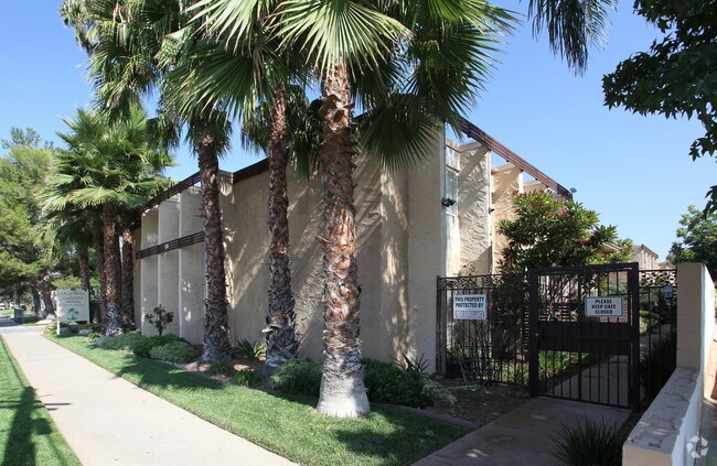 Primary Photo - La Quinta Gardens