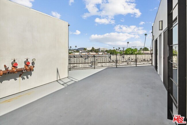 Building Photo - 819 E La Palma Dr