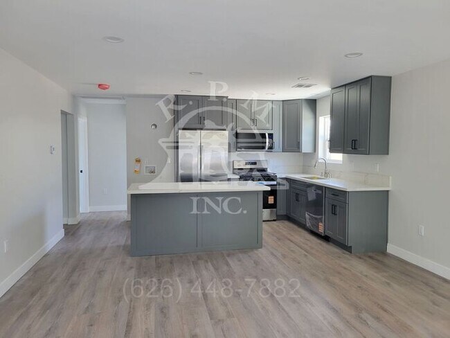 Building Photo - Modern 3 Bedroom Back House