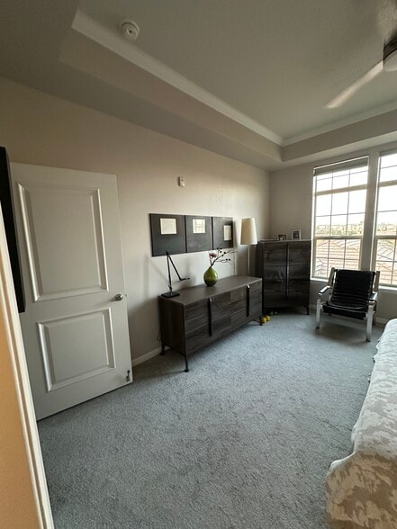 Master bedroom large enough to accommodate large furniture - 7820 Inverness Blvd