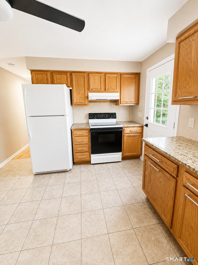 Building Photo - 244 Peat Meadow Rd