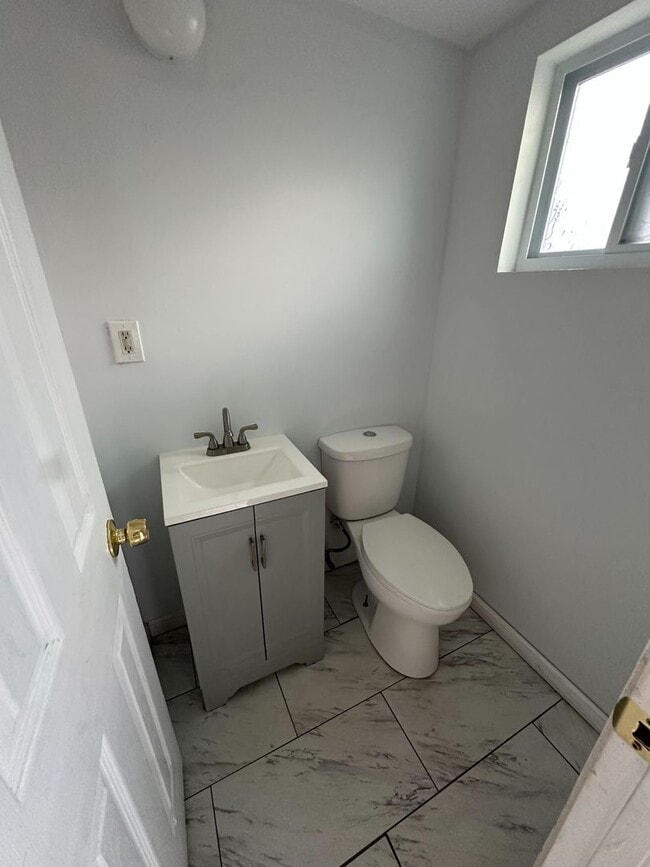 Building Photo - Discover this newly renovated 3-bedroom, 1.5-bath home in Euclid